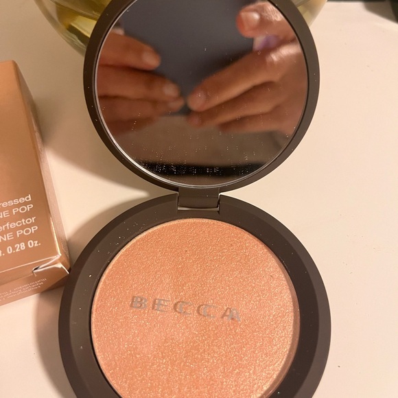 BECCA Shimmering Skin Perfector Pressed Highlighter - Champagne Pop - Picture 2 of 3